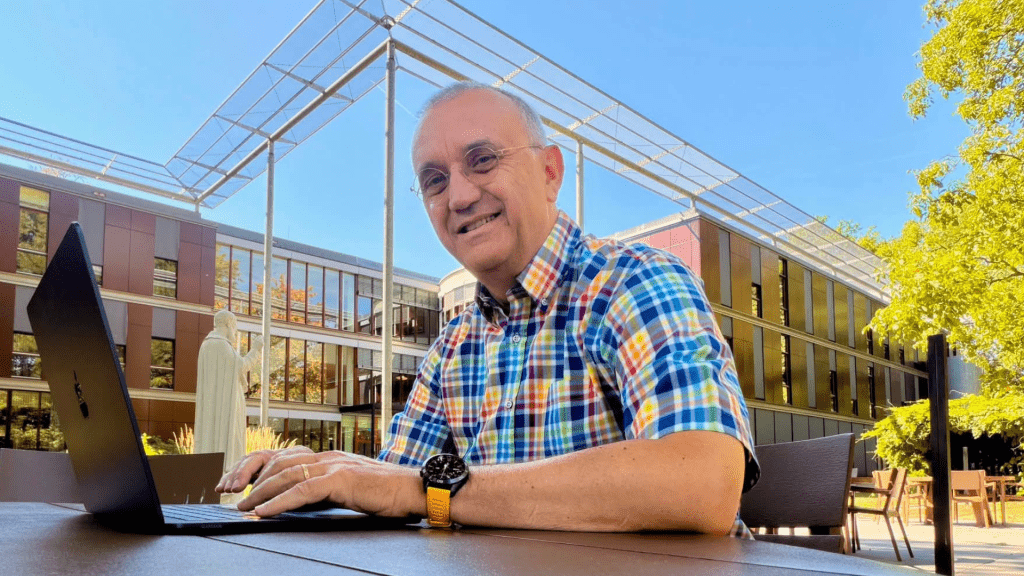 Burgemeester Hessels op Italiaanse les bij nonnen in Vught