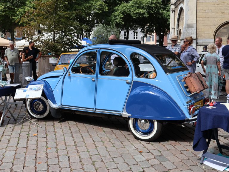 Oldtimertreffen Roermond, blinkende bolides in een tropische setting