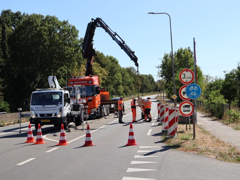 Provincie past hoogteportalen bij bruggen Roosteren en Kelpen aan