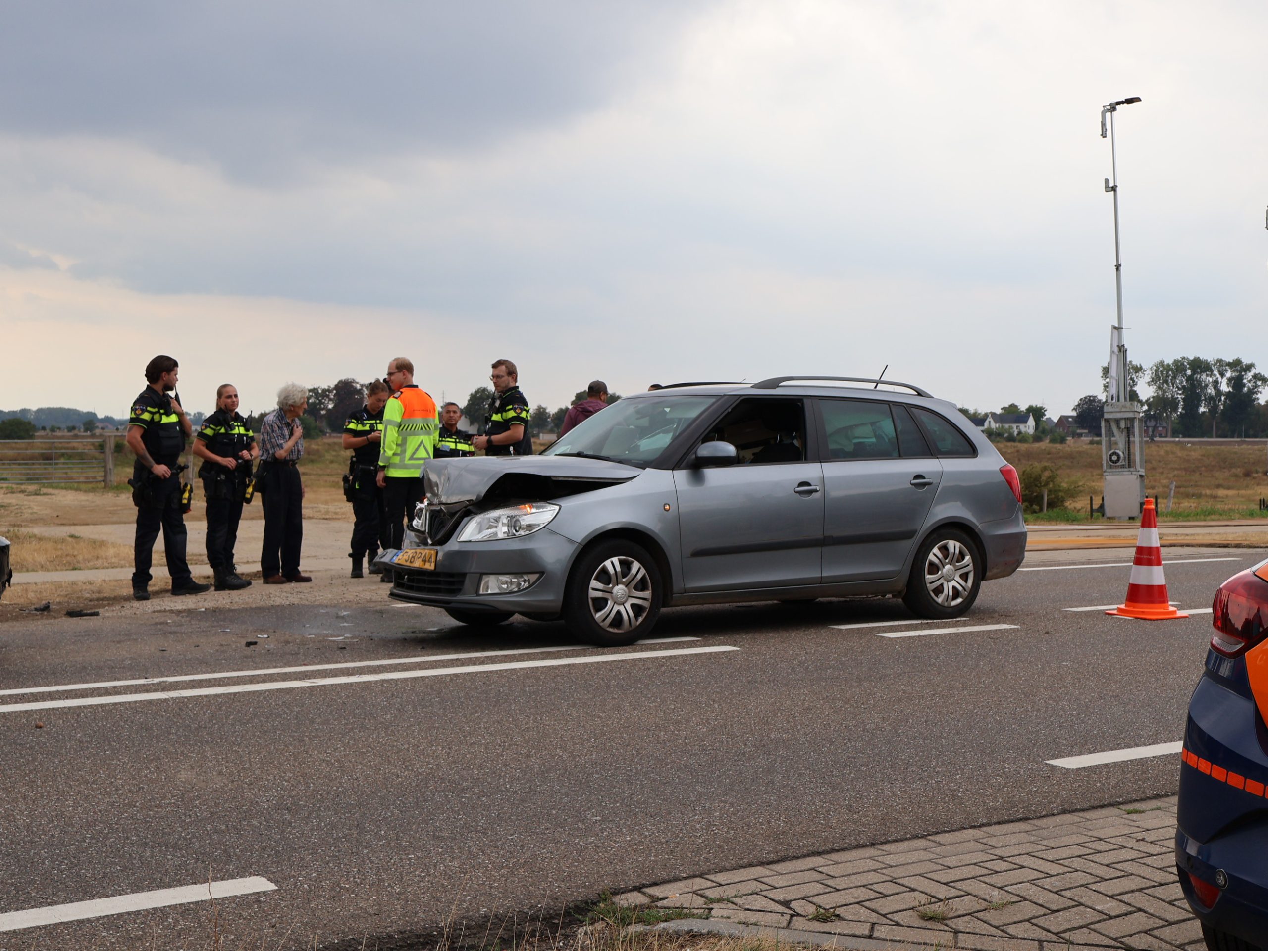 Meteen al aanrijding op eerste dag werkzaamheden rotonde Roosteren