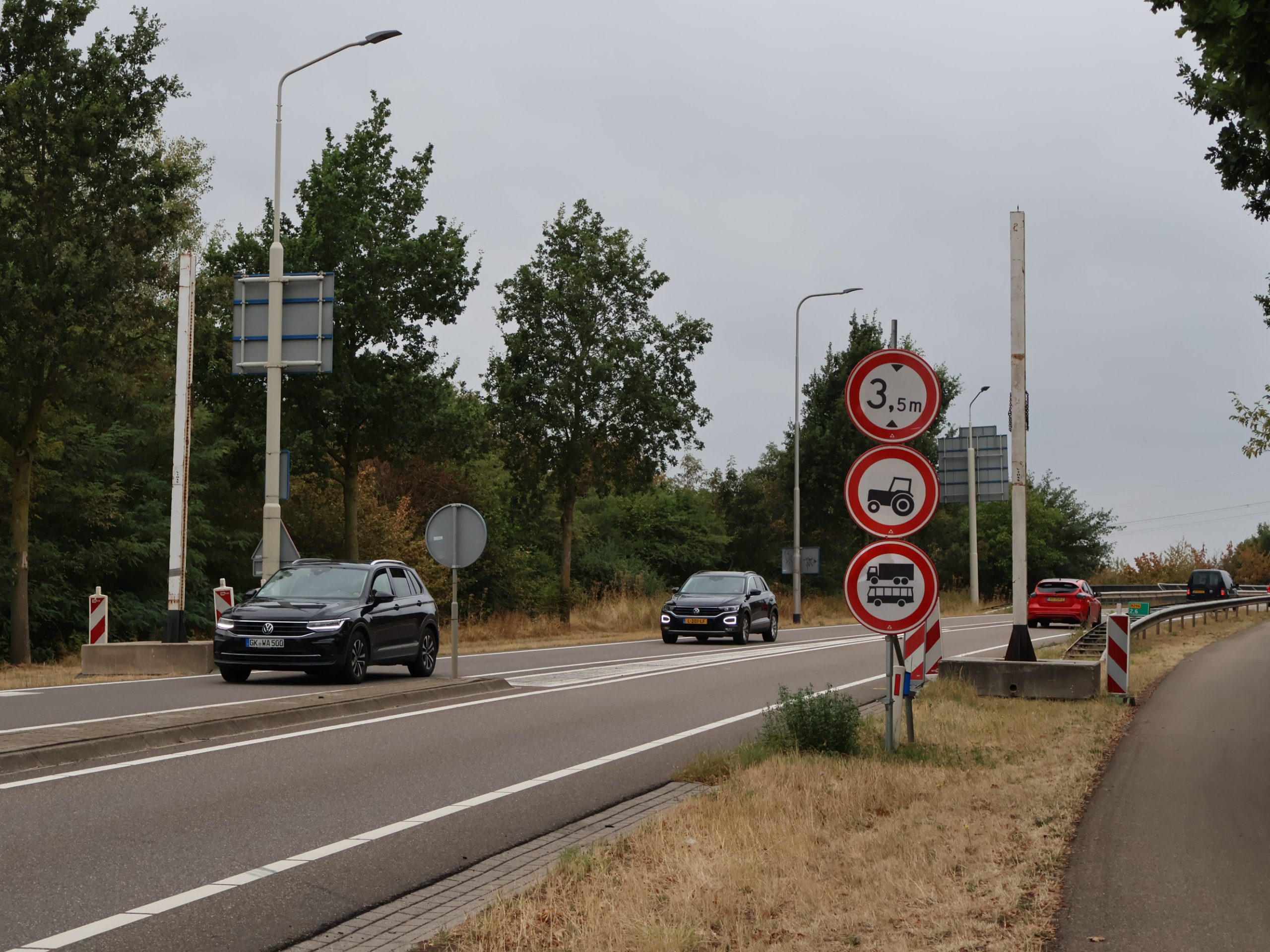 Omvergereden hoogteportaal Oud-Roosteren na twee weken nog steeds niet vervangen