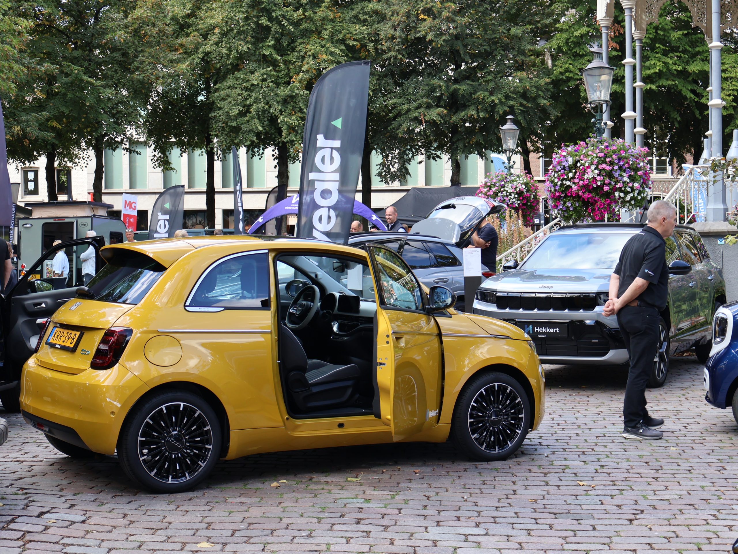 Elektrische autoshow, branche praat consument bij op Munsterplein