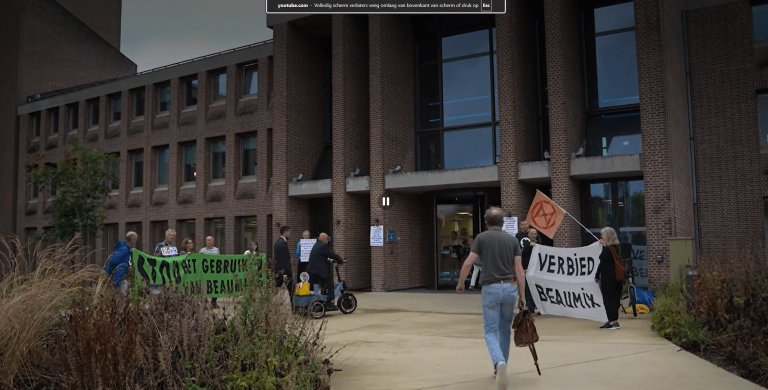Demonstratie bij provinciehuis tegen gebruik Beaumix bij verbreding A2