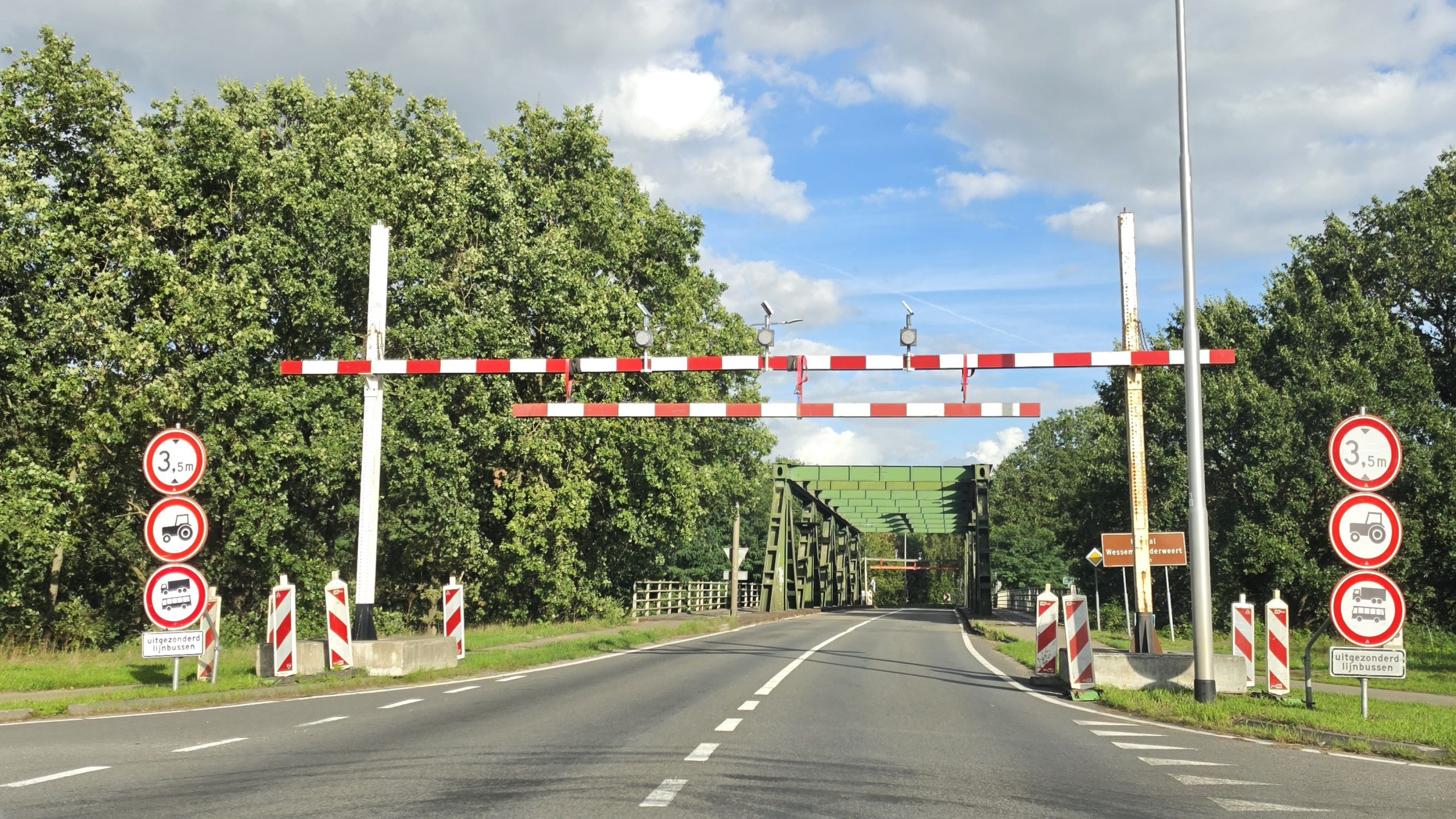 Per direct cameratoezicht bij bruggen Kelpen en Roosteren