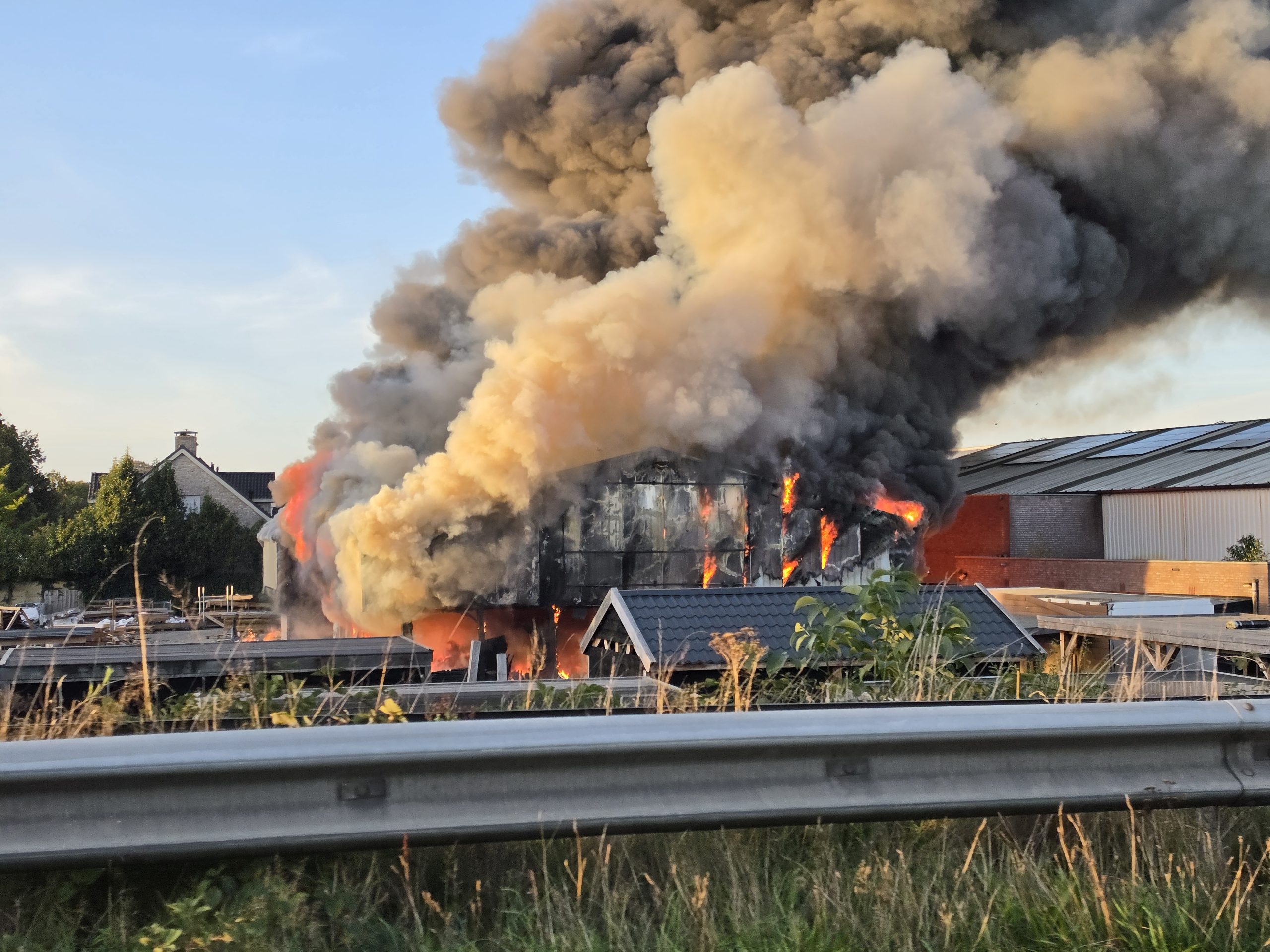 Flinke rookontwikkeling bij brand bij bedrijf in Nederweert