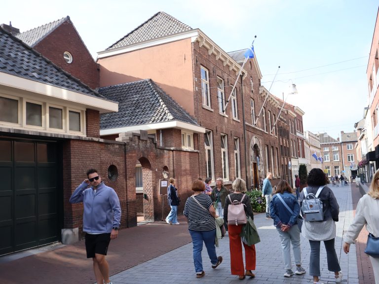 ▶️ Laatste bezoekmogelijkheid aan bisschopshuis Roermond trekt veel volk