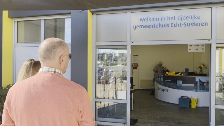 ▶️ Burgemeester geeft rondleiding in het nieuwe tijdelijke gemeentehuis van Echt-Susteren