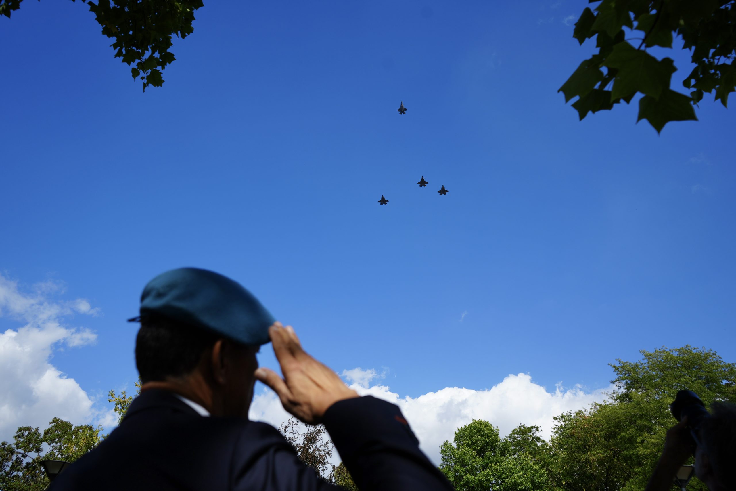 In beeld: fly-over, kranslegging en minuut stilte bij Indië-herdenking