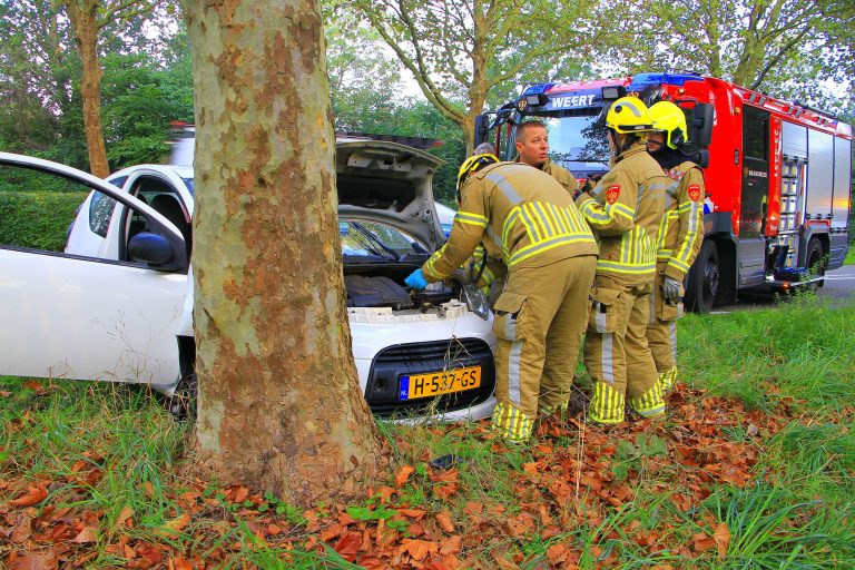 Twee gewonden nadat auto tegen boom botst in Weert