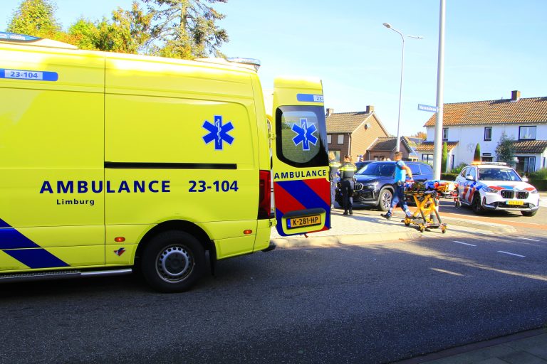 Kind op fiets geschept op rotonde in Weert, traumahelikopter geland