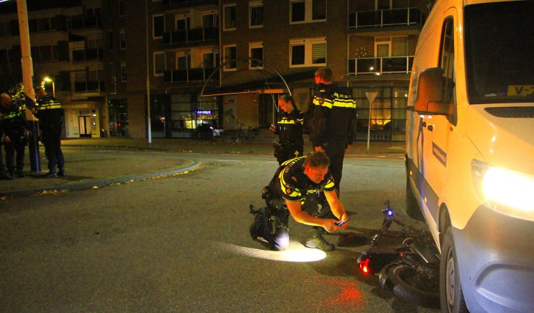 Fatbike belandt onder busje, bestuurder naar ziekenhuis