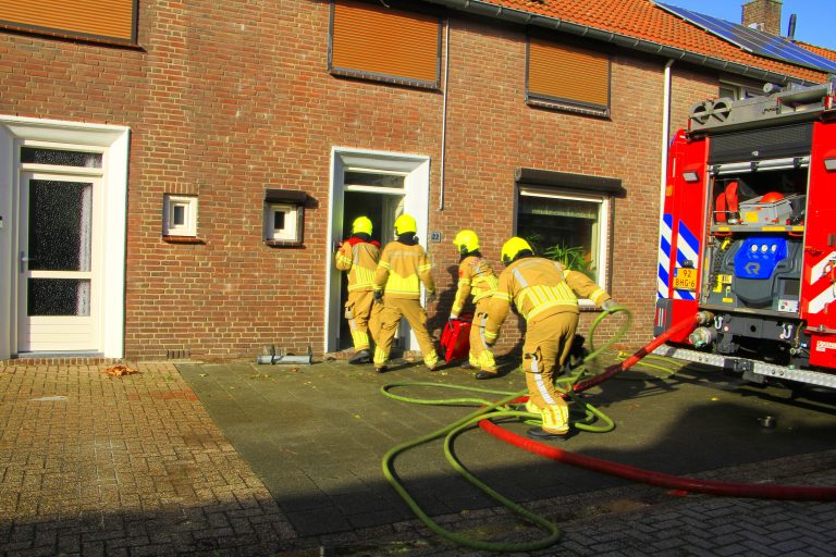 Brandweer ramt voordeur open vanwege vergeten pan op vuur, woning vol rook