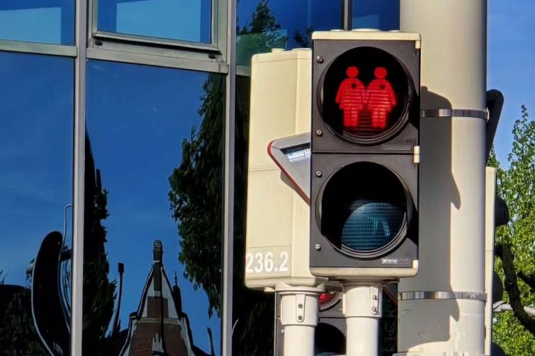 Stoplichtpoppetjes met zelfde geslacht leiden tien jaar na plaatsing tot digitale reuring