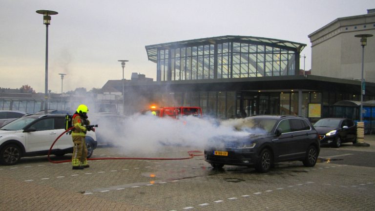 Auto brandt volledig uit op parkeerdek Weert