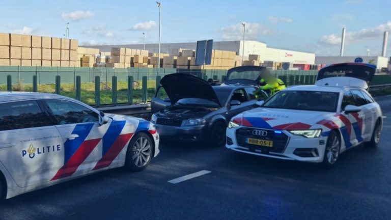 Politie rijdt auto klem in Roermond: drie aanhoudingen