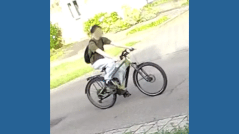 Politie zoekt fietser die hardloopster in billen knijpt