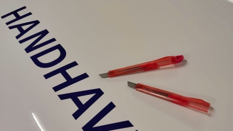 Handhaving belt ouders na vondst twee mesjes in tas van jongen