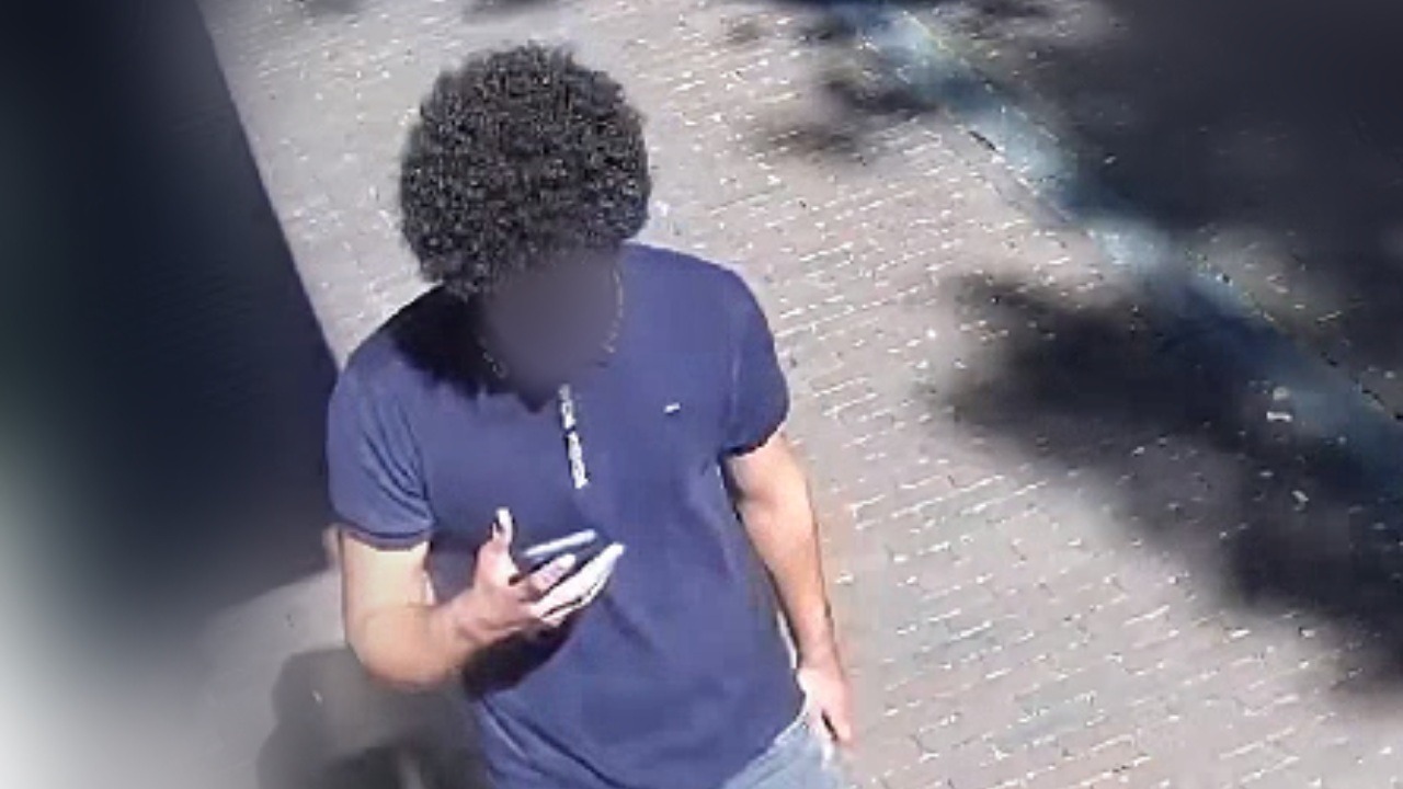 Politie verspreidt beelden van verdachte oplichting 79-jarige vrouw in Roermond