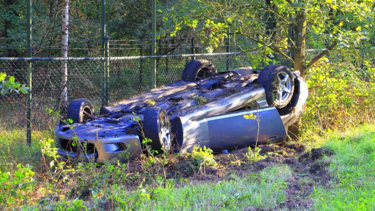 Auto raakt van de weg en belandt op de kop in Weert