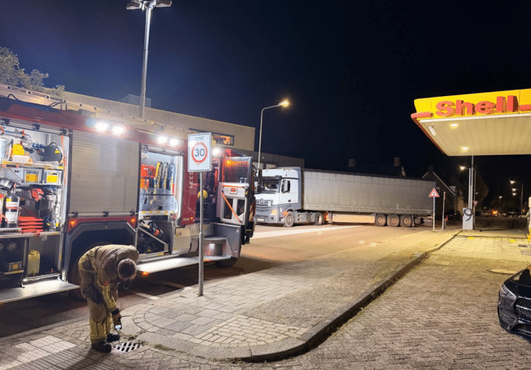 Honderden liters diesel gelekt bij tankstation in Echt door keerpoging vrachtwagen