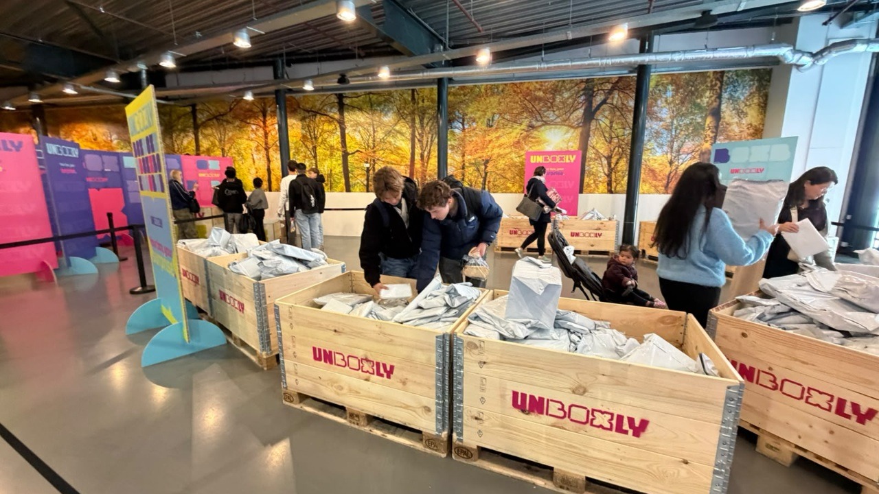 ▶️Van theedoek tot smartwatch: ‘verloren’ pakketten krijgen in Roermond tweede leven